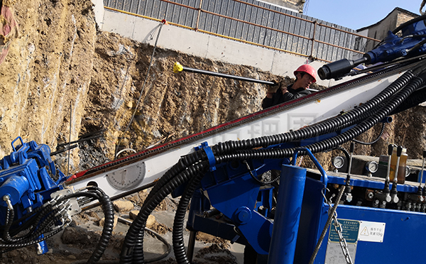 錨桿掛網(wǎng)噴漿護(hù)坡施工