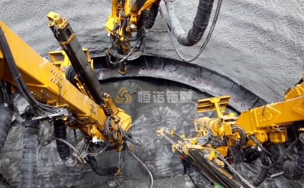 攻克V級(jí)破碎圍巖難題！鄭萬高鐵隧道自鉆式管棚支護(hù)效率提升60%