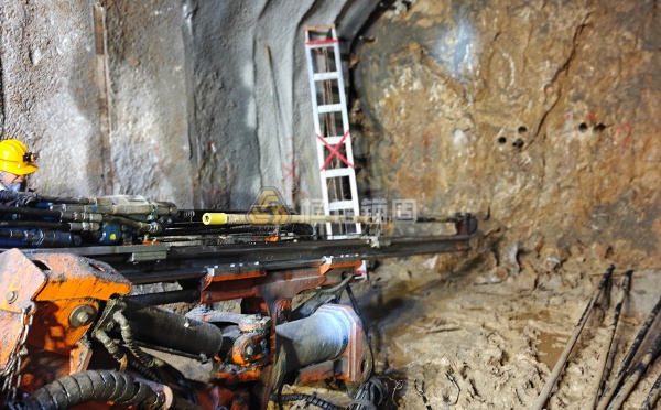 礦山巷道支護工序繁瑣效率低？自鉆式錨桿如何加快掘進速度