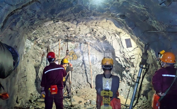 礦山巷道冒頂隱患分析及自鉆式錨桿防控技術