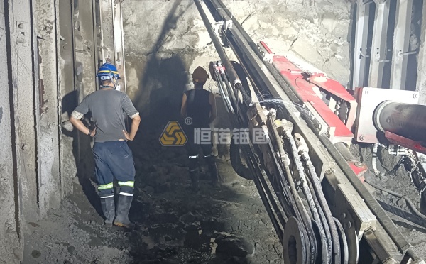 礦山巷道冒頂隱患分析及自鉆式錨桿防控技術