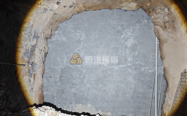 礦山巷道冒頂隱患分析及自鉆式錨桿防控技術