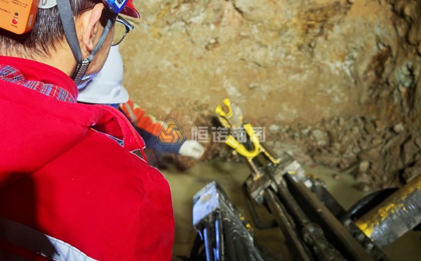 松散破碎巷道長(zhǎng)效支護(hù)技術(shù)，自鉆式錨桿一體化施工方案