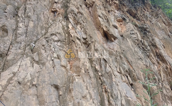 松散及破碎結構巖體的特點