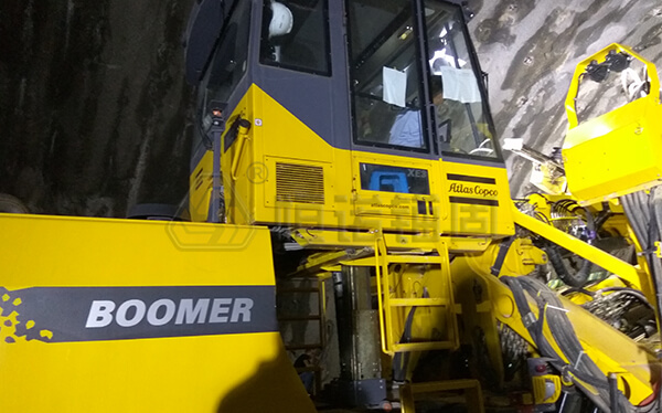 鄭萬高鐵杏橋坪隧道自鉆式管棚支護(hù)項(xiàng)目三臂鑿巖臺車